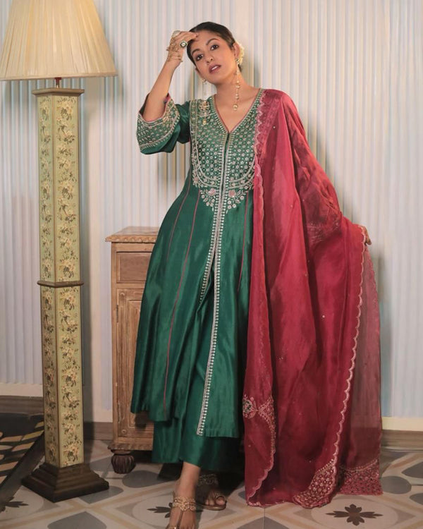 Ishita Dutta In Mahogany Green Chanderi Suit Set